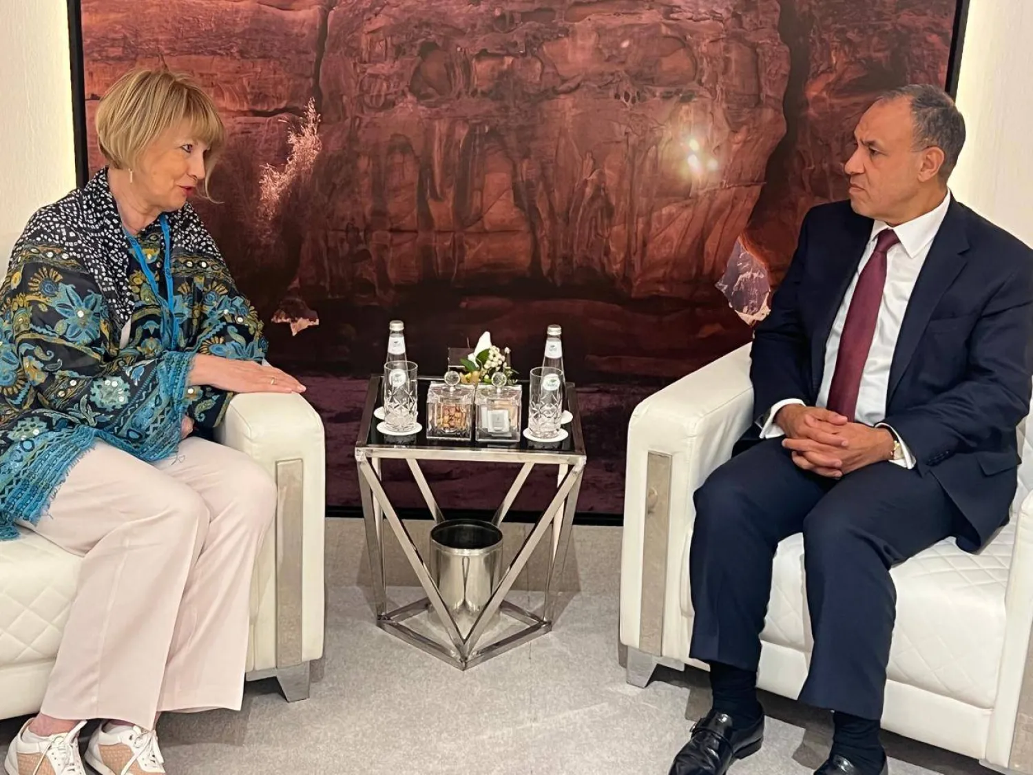 وزير الخارجية المصري يلتقي على هامش اجتماع قادة ميونيخ بمدينة العُلا السفيرة هيلجا ماريا شميد نائبة رئيس مؤسسة مؤتمر ميونخ للأمن (الخارجية المصرية)