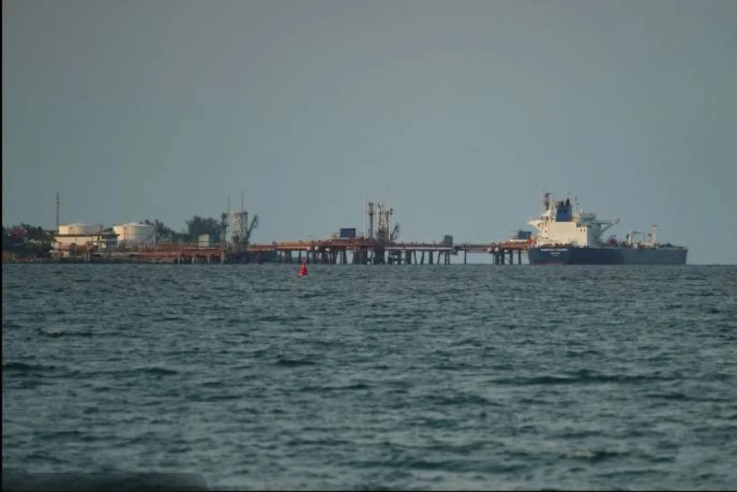 يُشتبه بتورط ناقلة نفط من «الأسطول الروسي الشبح» في تحليق مسيرات فوق الدنمارك (رويترز)