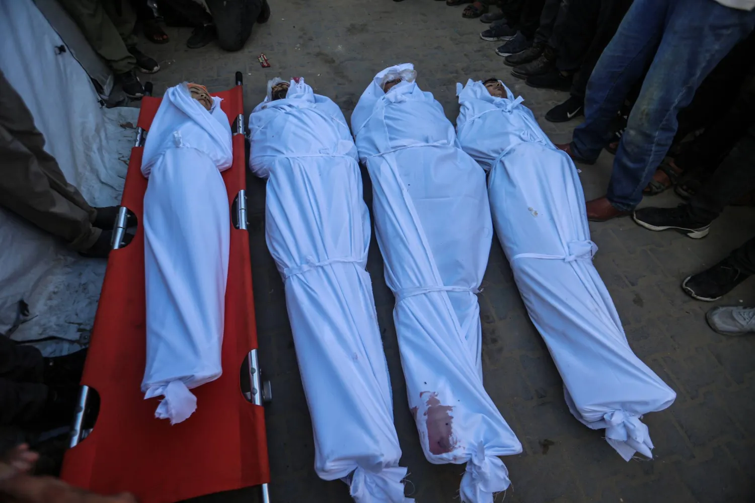 أهالي دير البلح ينعون فلسطينيين قُتلوا بغارة إسرائيلية خارج مستشفى الأقصى (د.ب.أ)