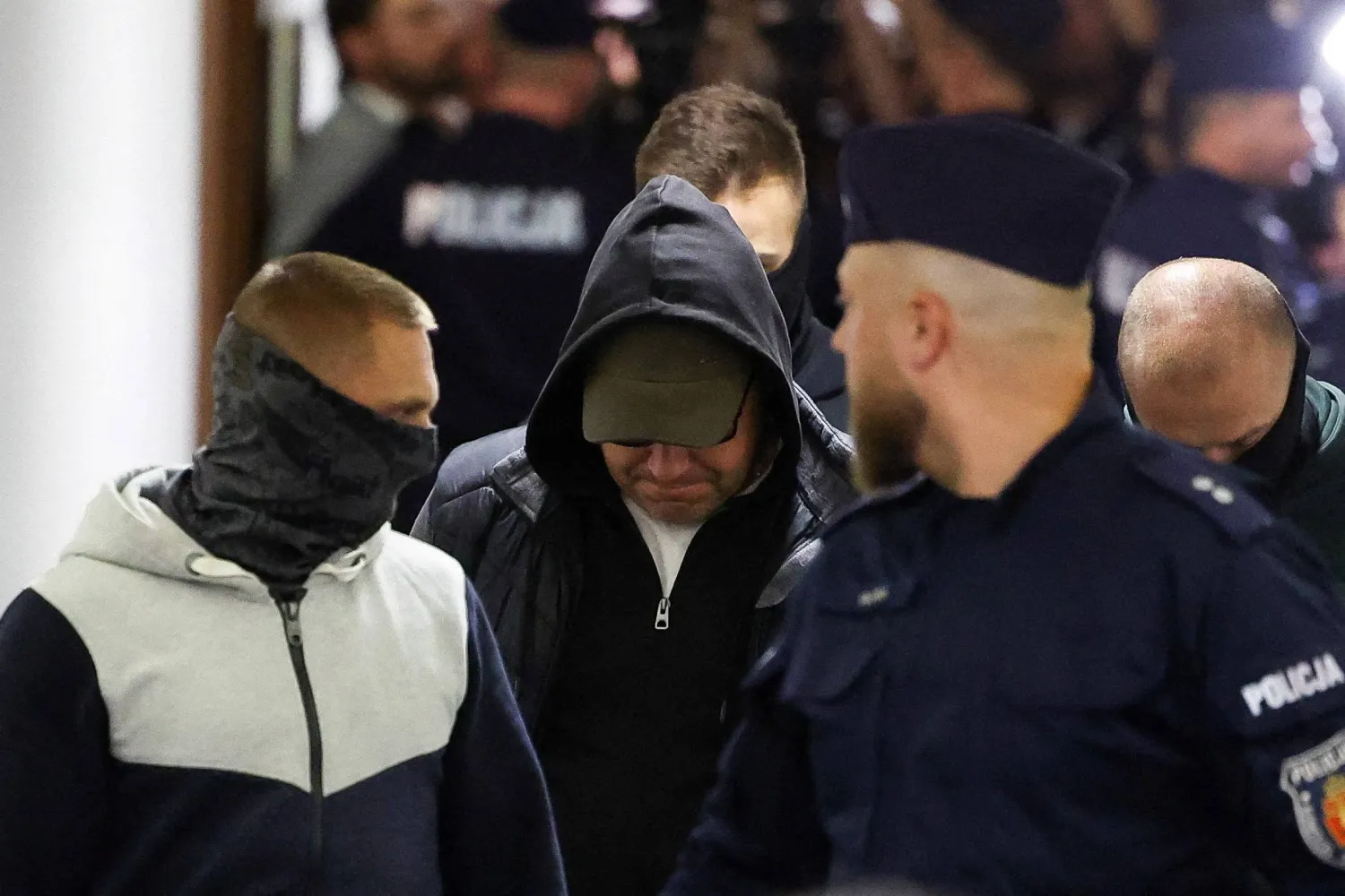 غواص أوكراني يدعى فولوديمير ز والذي تطلبه ألمانيا بتهمة تورطه في تفجيرات عام 2022 لخط «نورد ستريم» يتوجه إلى مقر المحكمة في وارسو تحت حراسة الشرطة البولندية... 1 أكتوبر 2025 (رويترز)