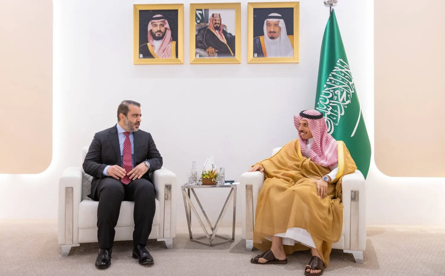 وزير الخارجية السعودي الأمير فيصل بن فرحان لدى استقباله نظيره السوري أسعد الشيباني في العلا (واس) 