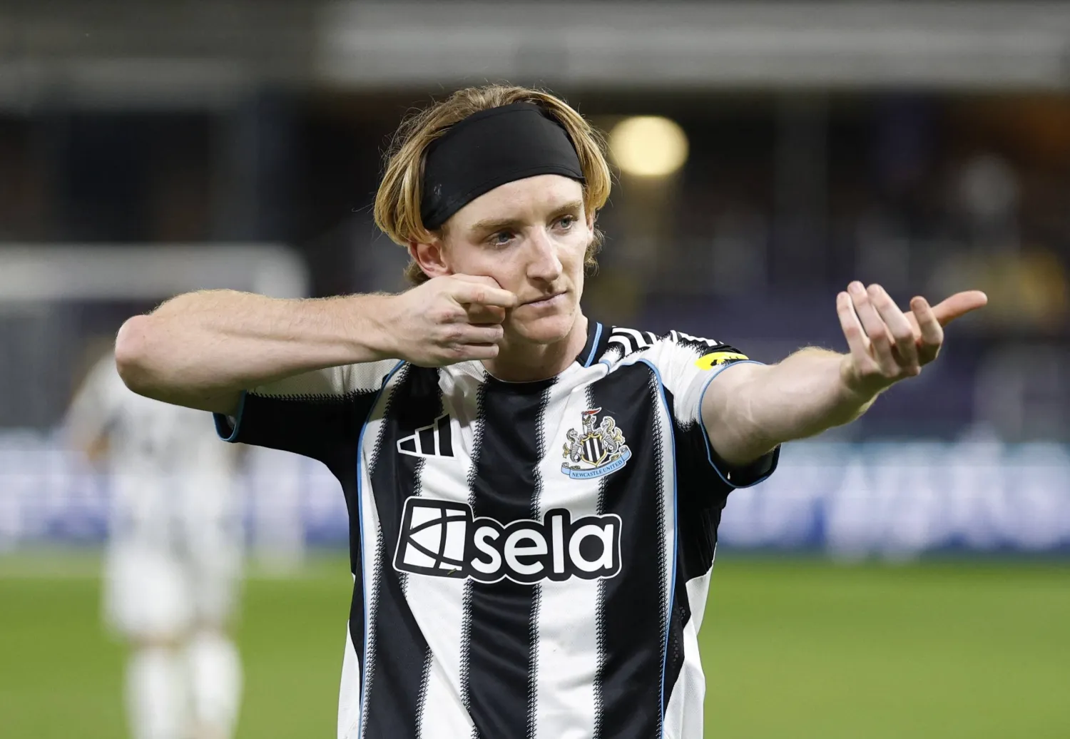 جوردون محتفلاً بهدفه الشخصي الثاني في المباراة (رويترز)