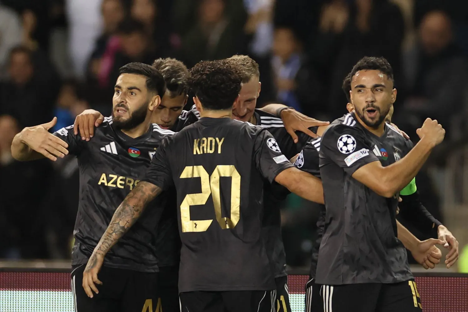 لاعبو كاراباك يحتفلون بالهدف الثاني (أ.ف.ب)