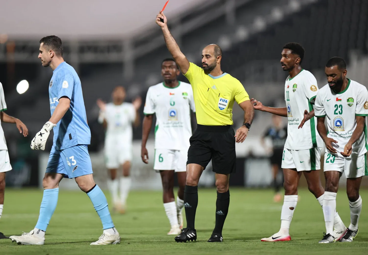 الحارس غروهي لحظة تعرضه للطرد (تصوير: سعد العنزي)