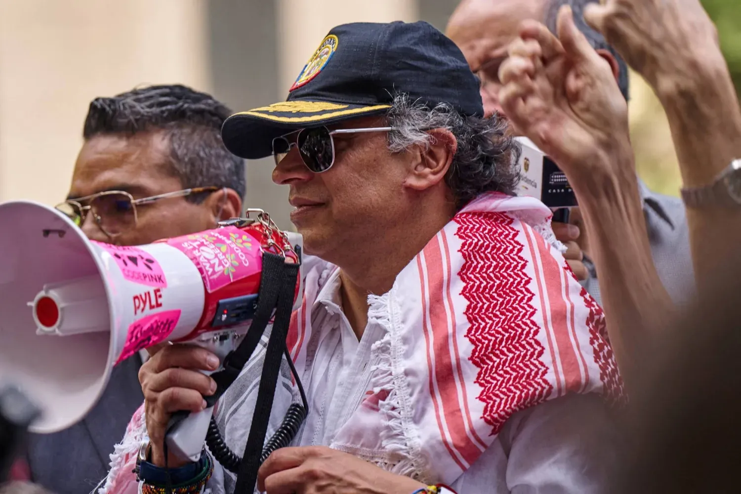 Kolombiya Devlet Başkanı Gustavo Petro, New York'taki Birleşmiş Milletler Genel Merkezi önünde düzenlenen Filistin yanlısı gösteride protestoculara hitap ediyor (Arşiv- Reuters)