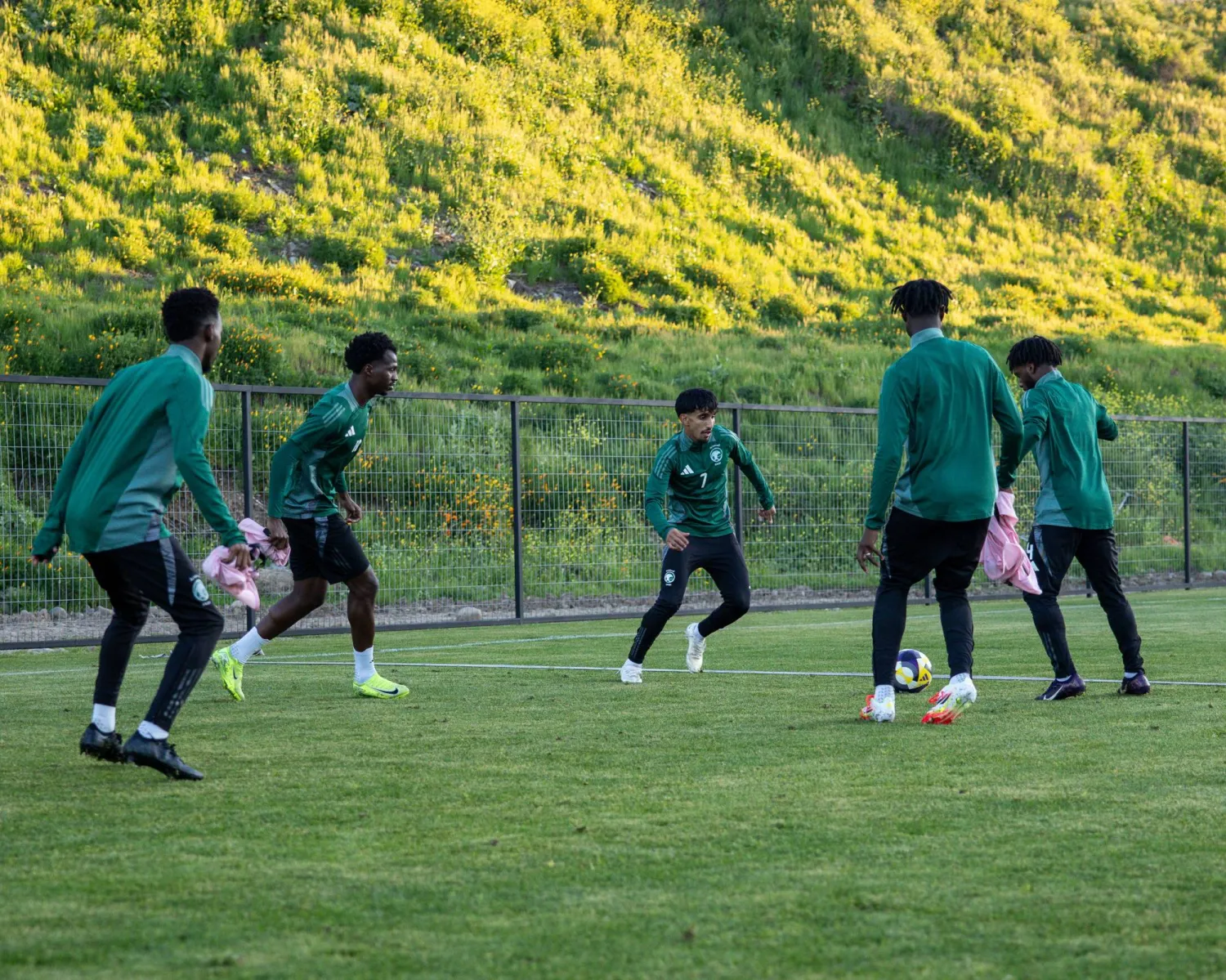 يلتقي المنتخب السعودي مع نظيره منتخب نيجيريا فجر الجمعة بتوقيت مكة المكرمة (المنتخب السعودي) 