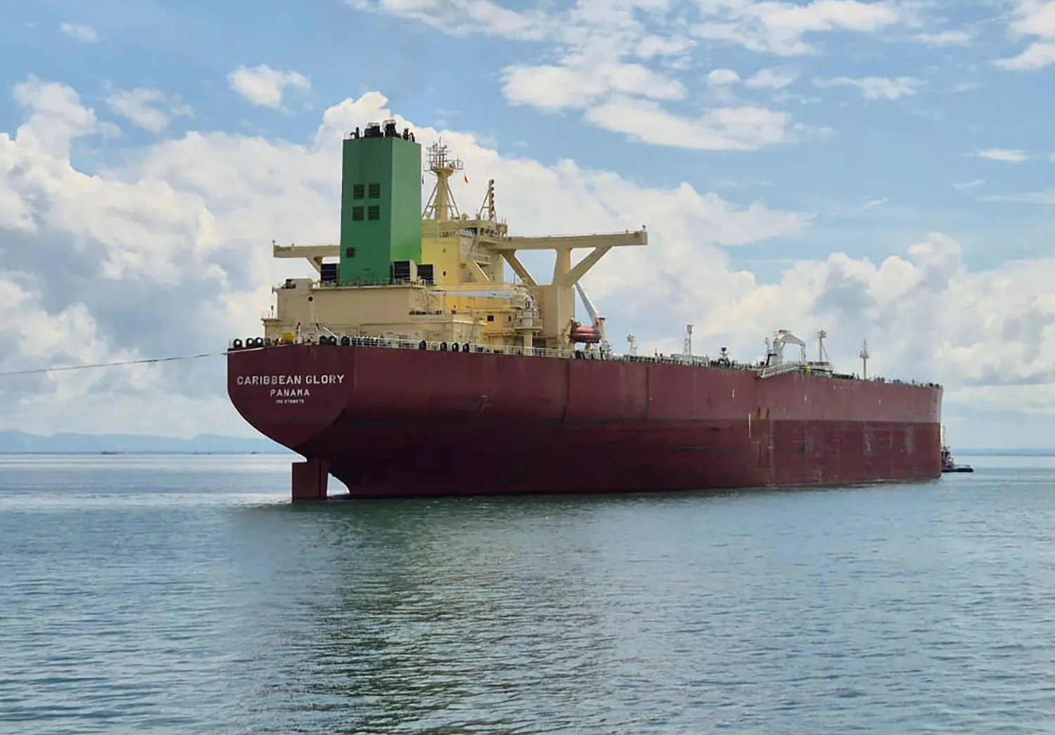 سفينة تحمل العلم البنمي تُحمّل النفط الخام في وحدة تحميل الناقلات في خليج موروسكويلو - كولومبيا (رويترز)