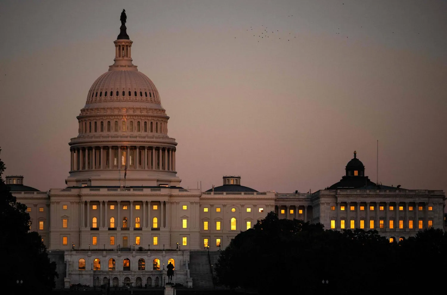 مبنى الكابيتول الأميركي بواشنطن في اليوم الأول للإغلاق الأميركي (أ.ف.ب)