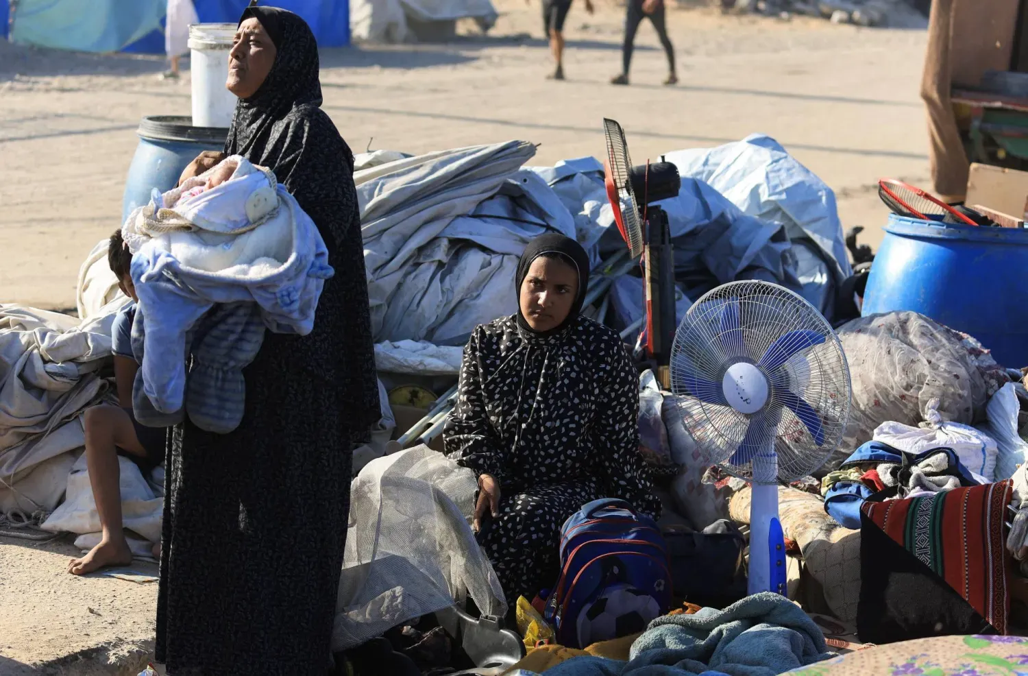  İsrail güçlerinin, İsrail askeri operasyonu sırasında sakinlerin güneye tahliye edilmesini emretmesinin ardından, yerlerinden edilen Filistinliler Kuzey Gazze'den kaçıyor (Reuters)