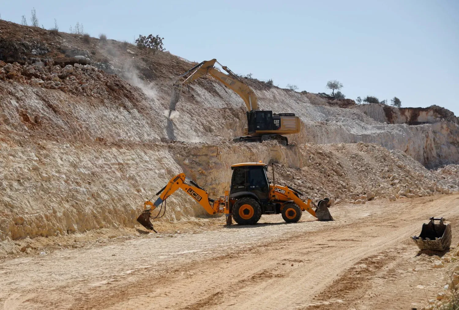  İsrail yerleşimlerini Batı Şeria'ya bağlayan bir yolu genişleten iş makineleri (Reuters)