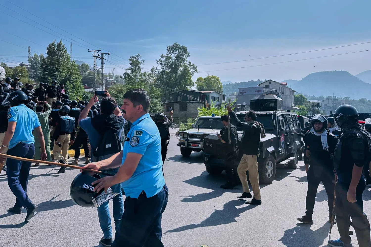 ضباط الشرطة يطاردون المتظاهرين المطالبين بدعم الغذاء وتخفيض أسعار الكهرباء وامتيازات أخرى خلال اشتباكات في مظفر آباد عاصمة الجزء الخاضع لسيطرة باكستان من كشمير الأربعاء 1 أكتوبر (أ.ب)