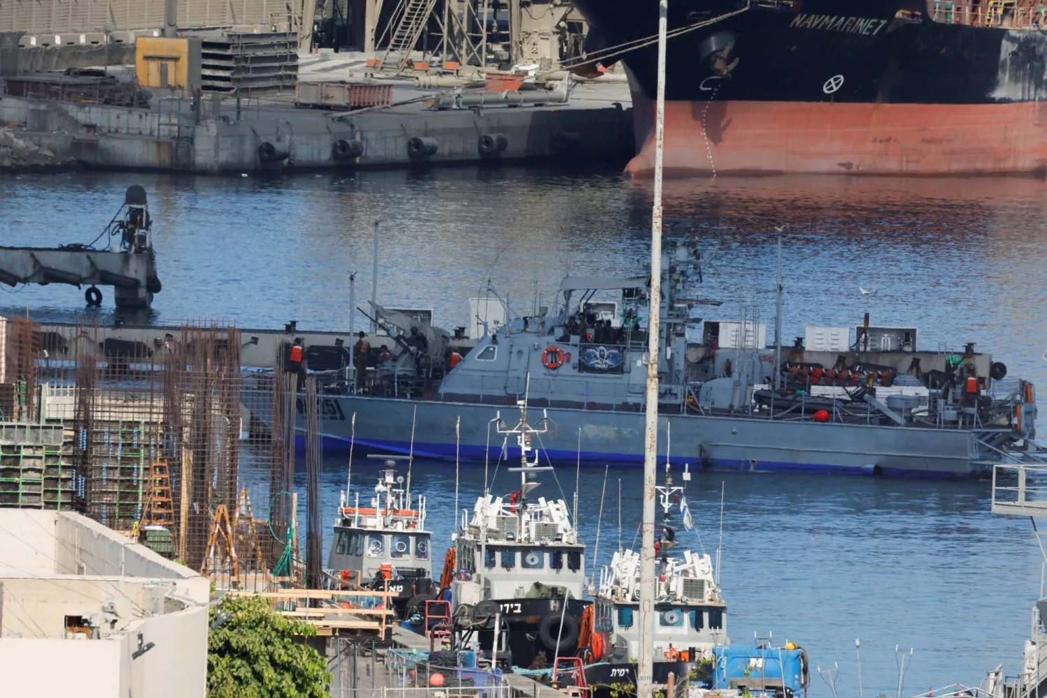 سفينة تابعة للبحرية الإسرائيلية تصل إلى ميناء أسدود بعد أن اعترضت إسرائيل بعض سفن «أسطول الصمود العالمي» الذي كان يهدف إلى الوصول لغزة (رويترز)