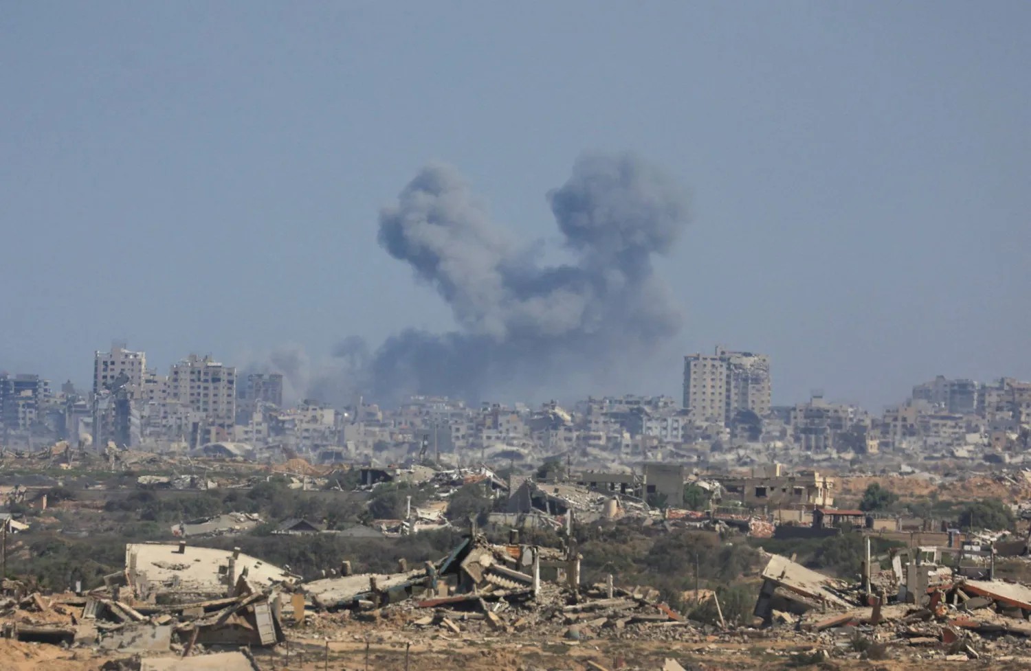 الدخان يتصاعد اليوم الخميس جراء قصف إسرائيلي على مدينة غزة المدمرة (رويترز)