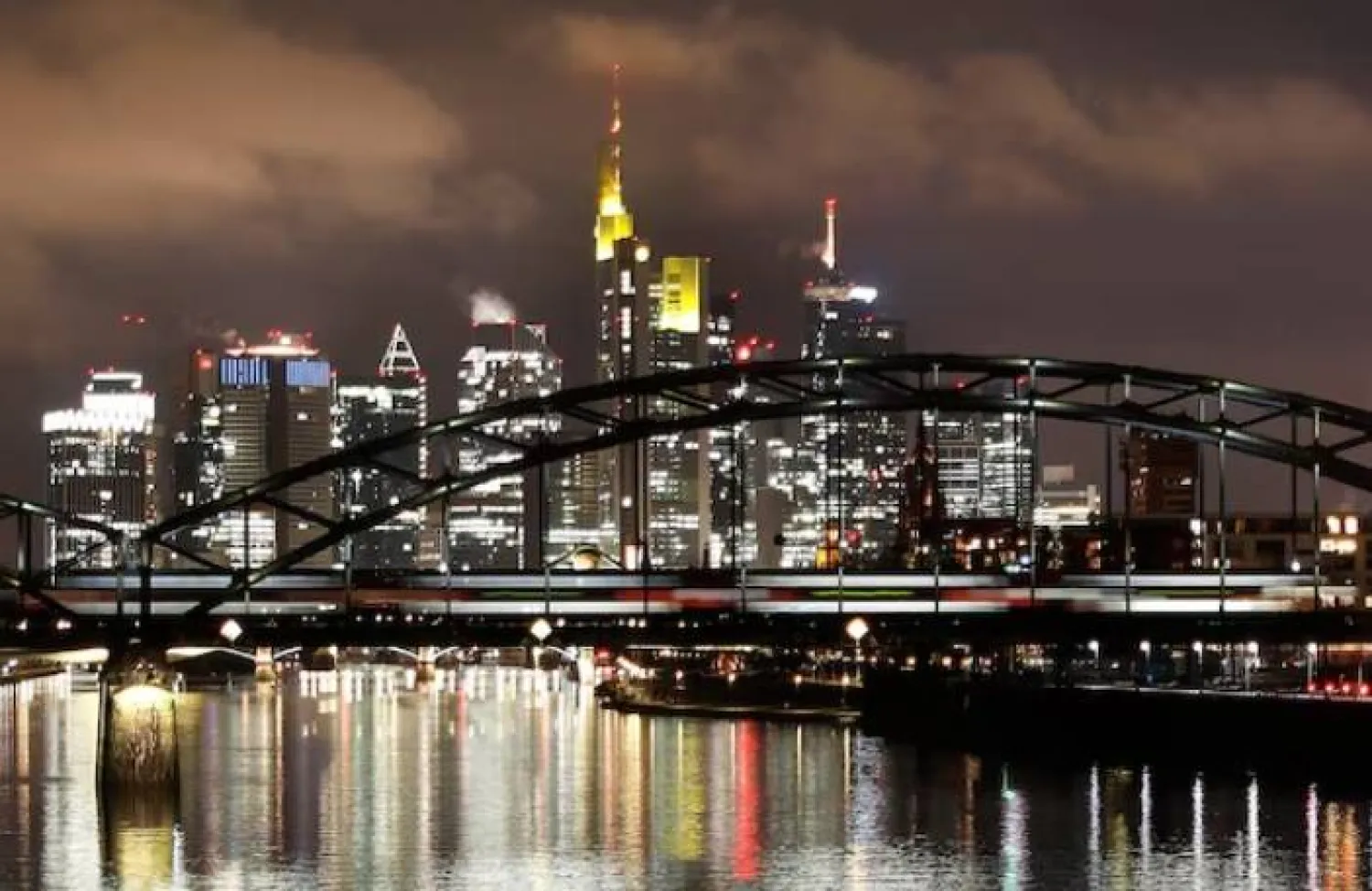 أفق مدينة فرنكفورت الألمانية (رويترز)