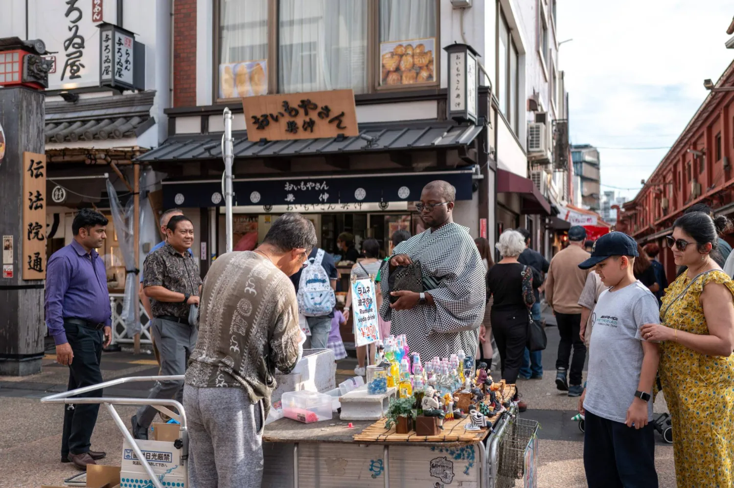 سائحون في سوق شعبية وسط العاصمة اليابانية طوكيو (أ.ف.ب)