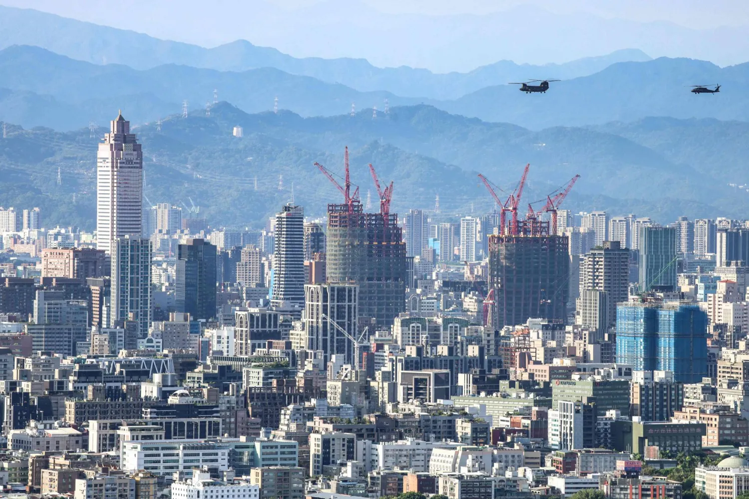 مروحيات تحلق في سماء العاصمة التايوانية تايبيه (أ.ف.ب)