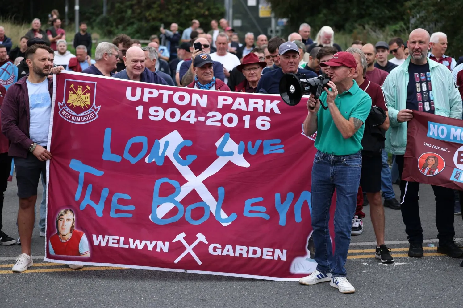 لافتة رفعها مشجعون قبل إحدى مباريات وست هام (رويترز)