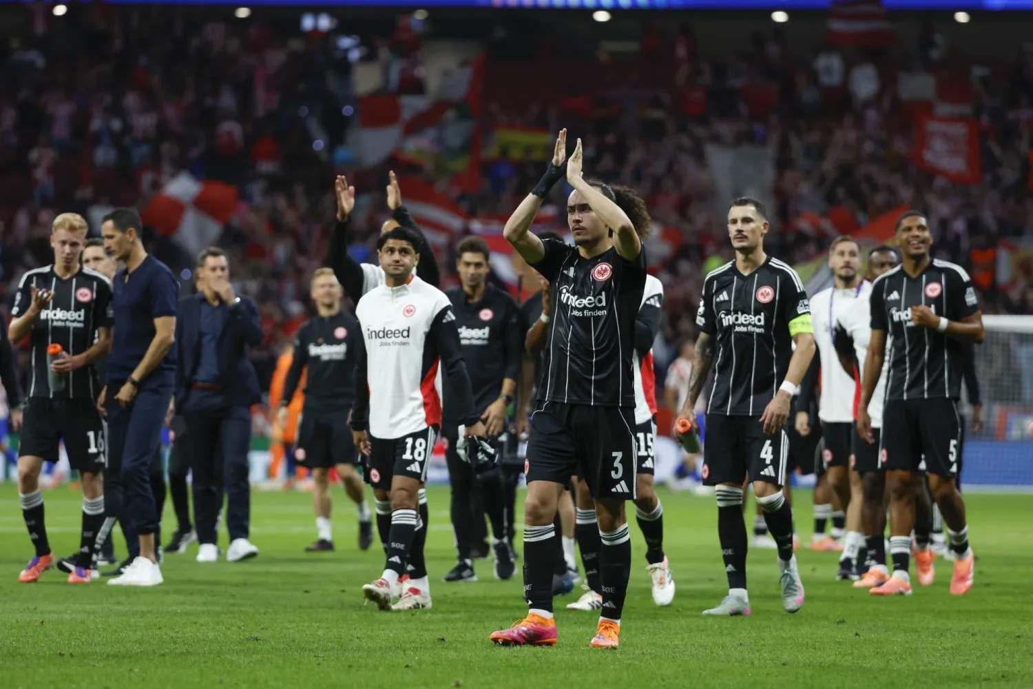 شهدت مباريات آينتراخت فرانكفورت الكثير من الإثارة هذا الموسم في ظل الغزارة التهديفية (إ.ب.أ)