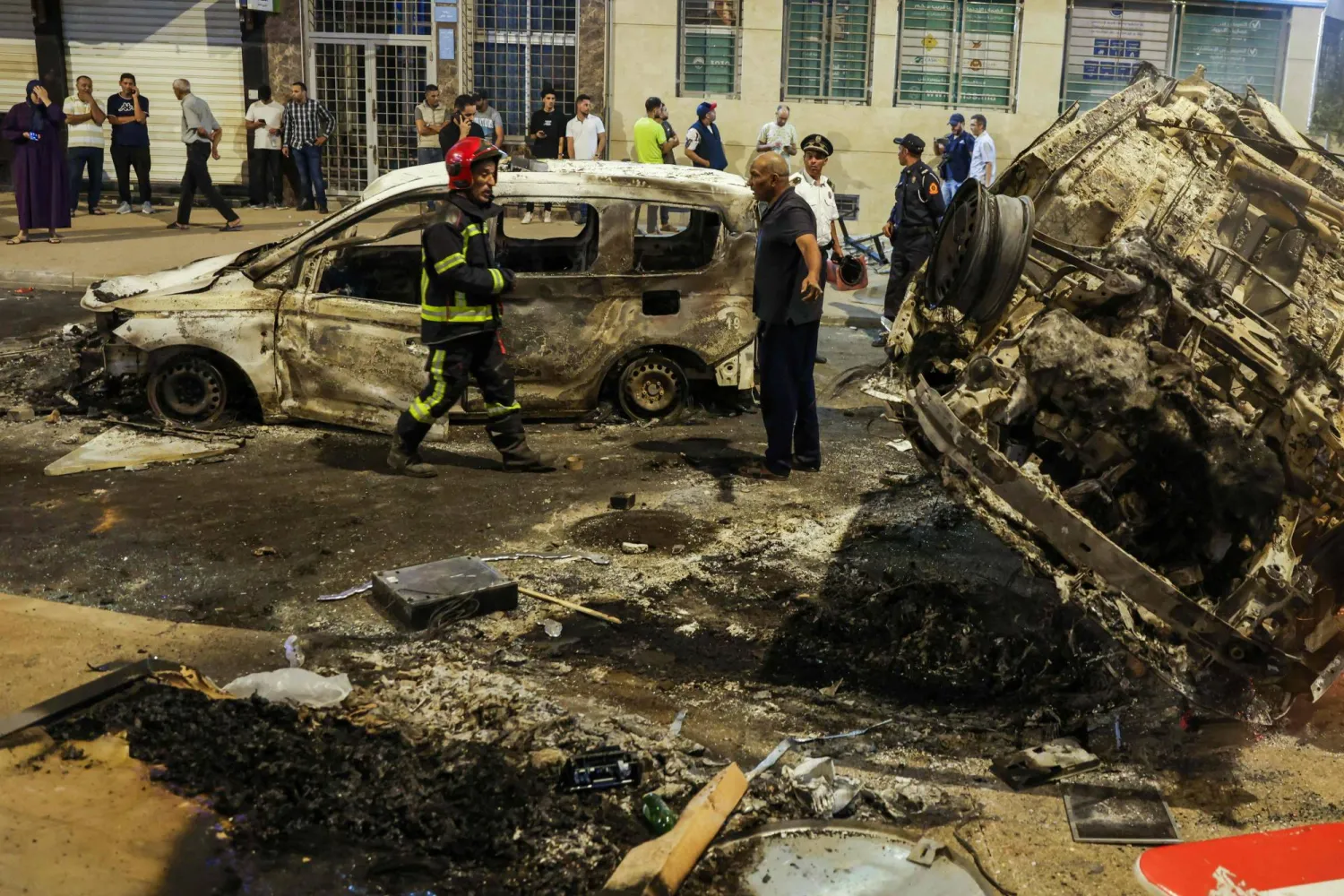 سيارات تم إحراقها خلال الاحتجاجات التي شهدتها مدينة سلا الأربعاء (أ.ف.ب)