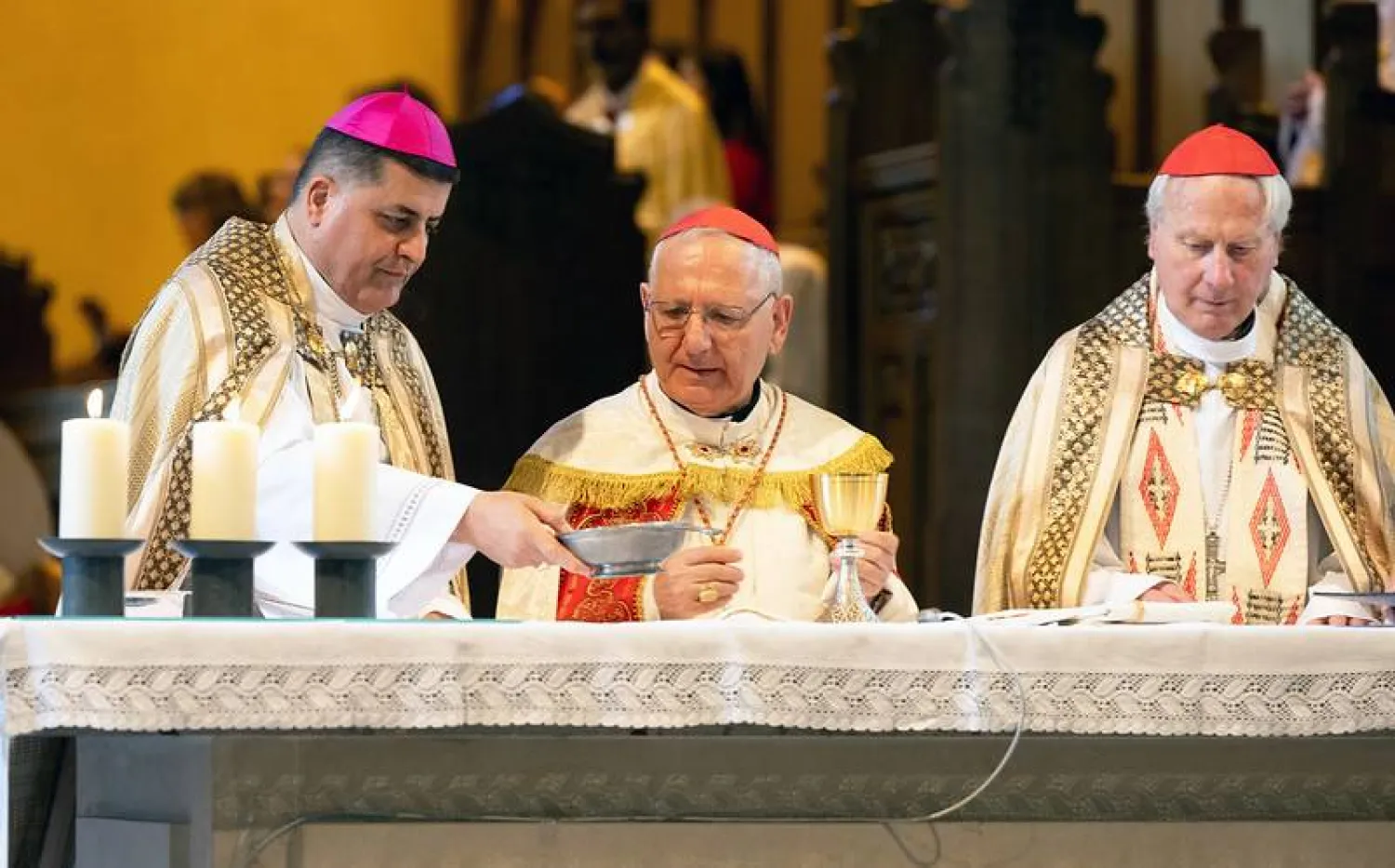 البطريرك ساكو خلال قداس في جنوب غربي لندن (أرشيفية - الكنيسة الكاثوليكية في إنجلترا وويلز)