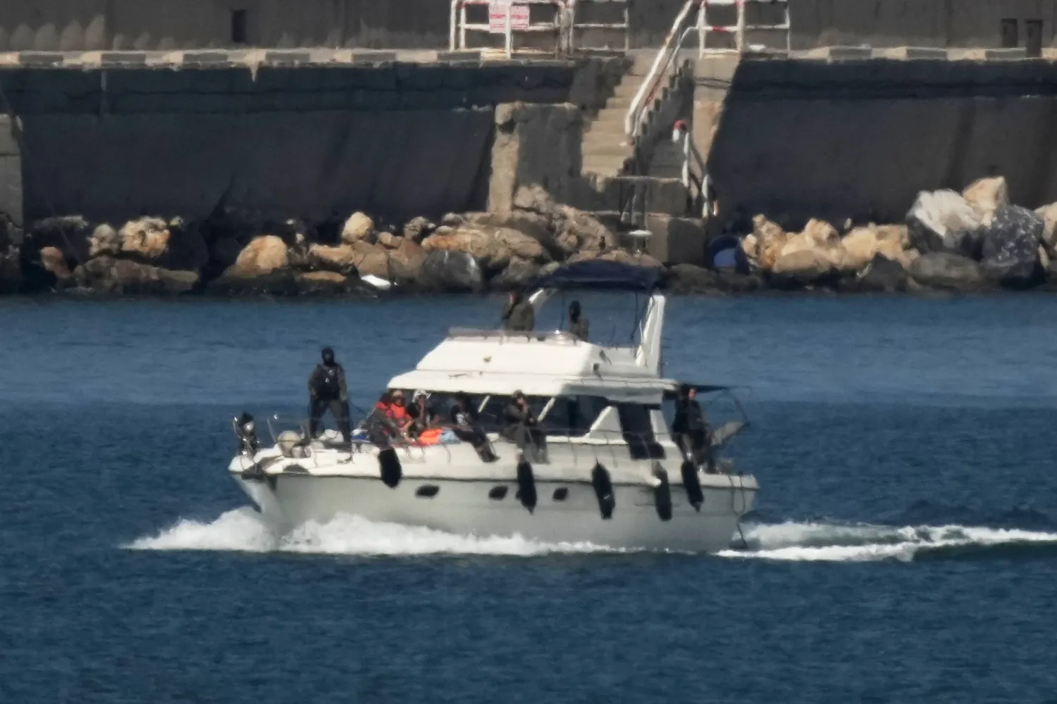 البحرية الإسرائيلية تقود إحدى سفن «أسطول الصمود» الذي كان متجهاً إلى غزة نحو ميناء عسد الإسرائيلي (أ.ب)