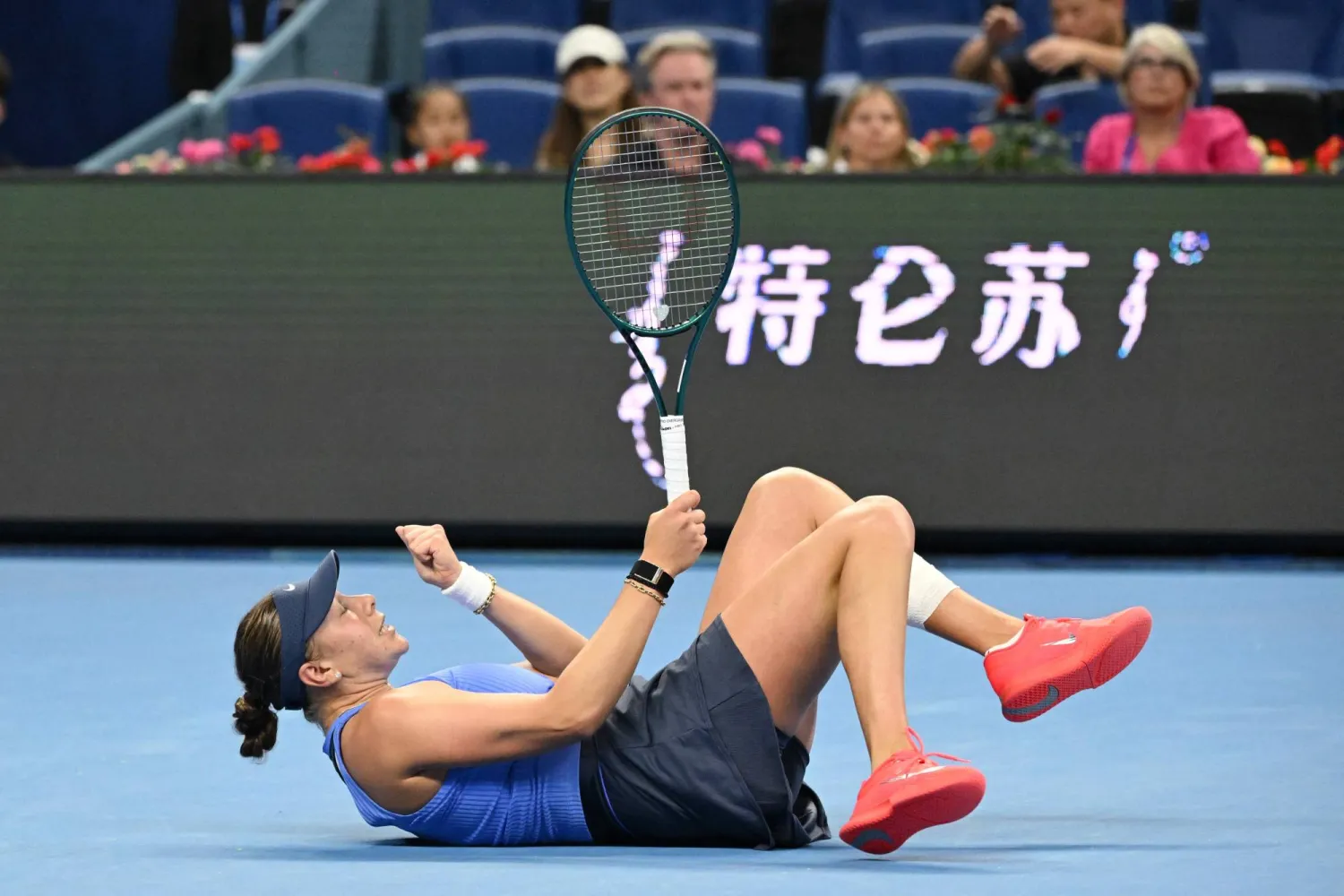 أنيسيموفا تحتفل ببلوغ النهائي (أ.ف.ب)