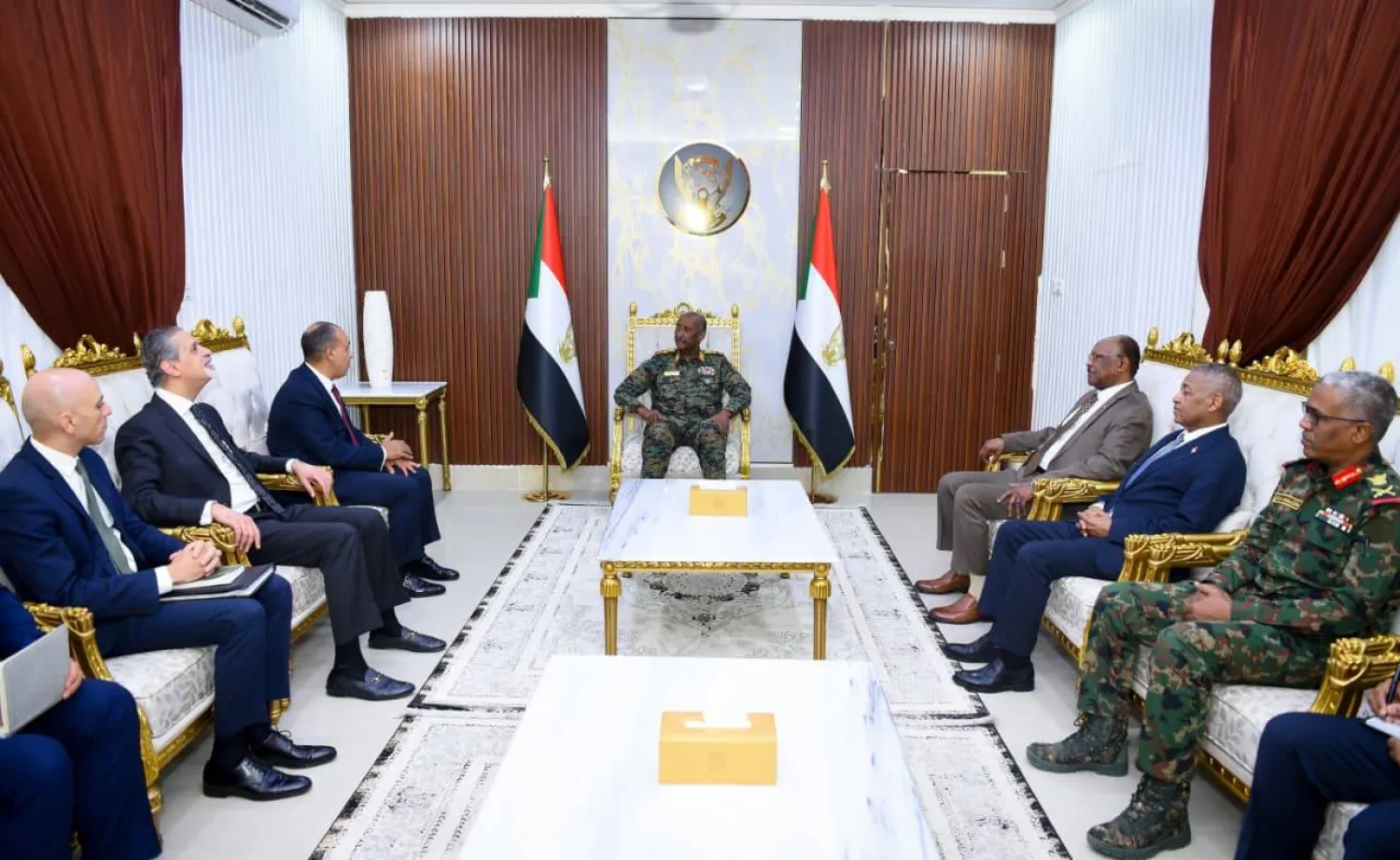 وزير الخارجية المصري بدر عبد العاطي يزور بورتسودان ويلتقي رئيس مجلس السيادة الانتقالي الفريق أول عبد الفتاح البرهان (الخارجية المصرية)