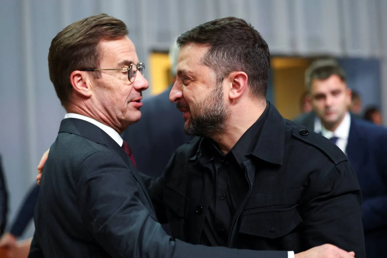 الرئيس الأوكراني فولوديمير زيلينسكي وأولف كريسترسون رئيس وزراء السويد خلال قمة في كوبنهاغن (رويترز) 