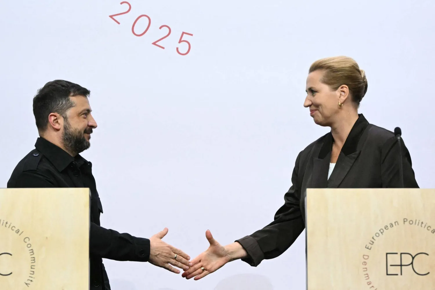 زيلينسكي مع رئيسة وزراء الدنمارك (أ.ف.ب)