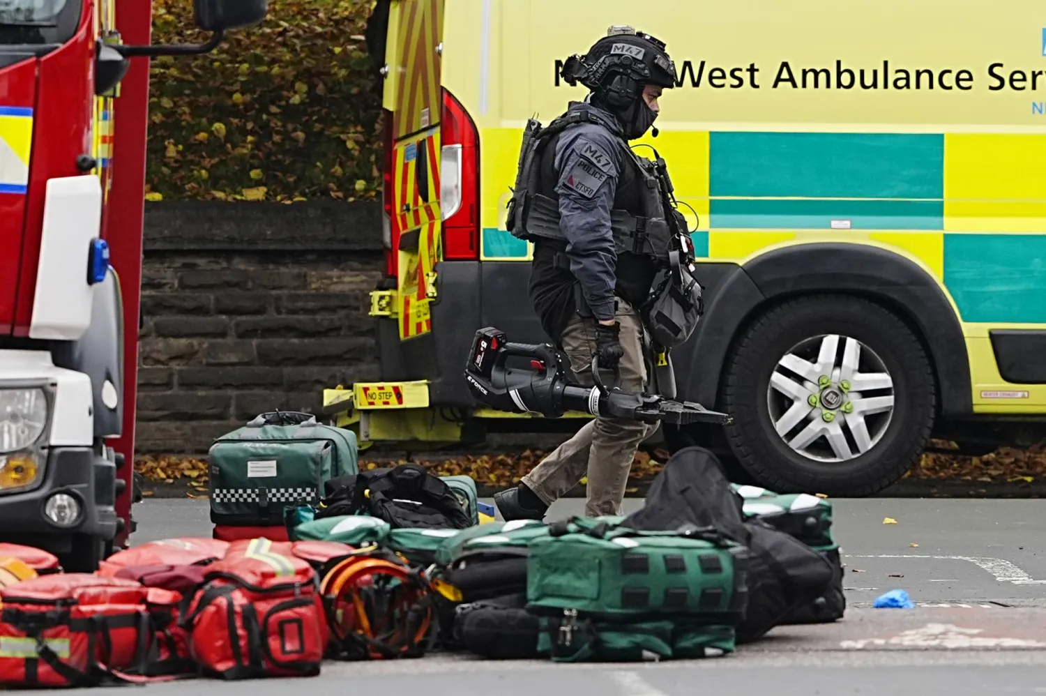 02 October 2025, United Kingdom, Manchester: An armed police officer at the scene of an incident at Heaton Park Hebrew Congregation synagogue in Crumpsall. Photo: Peter Byrne/PA Wire/dpa