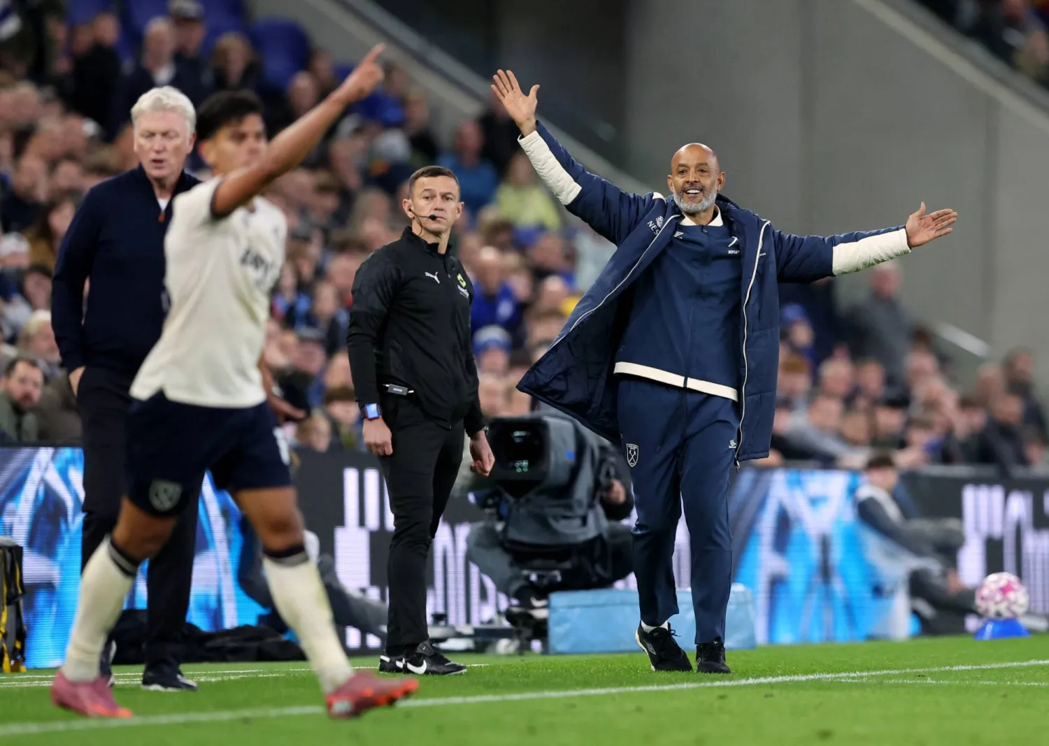 نونو سانتو افتتح مسيرته مع وست هام بالتعادل مع مضيفه إيفرتون (رويترز)