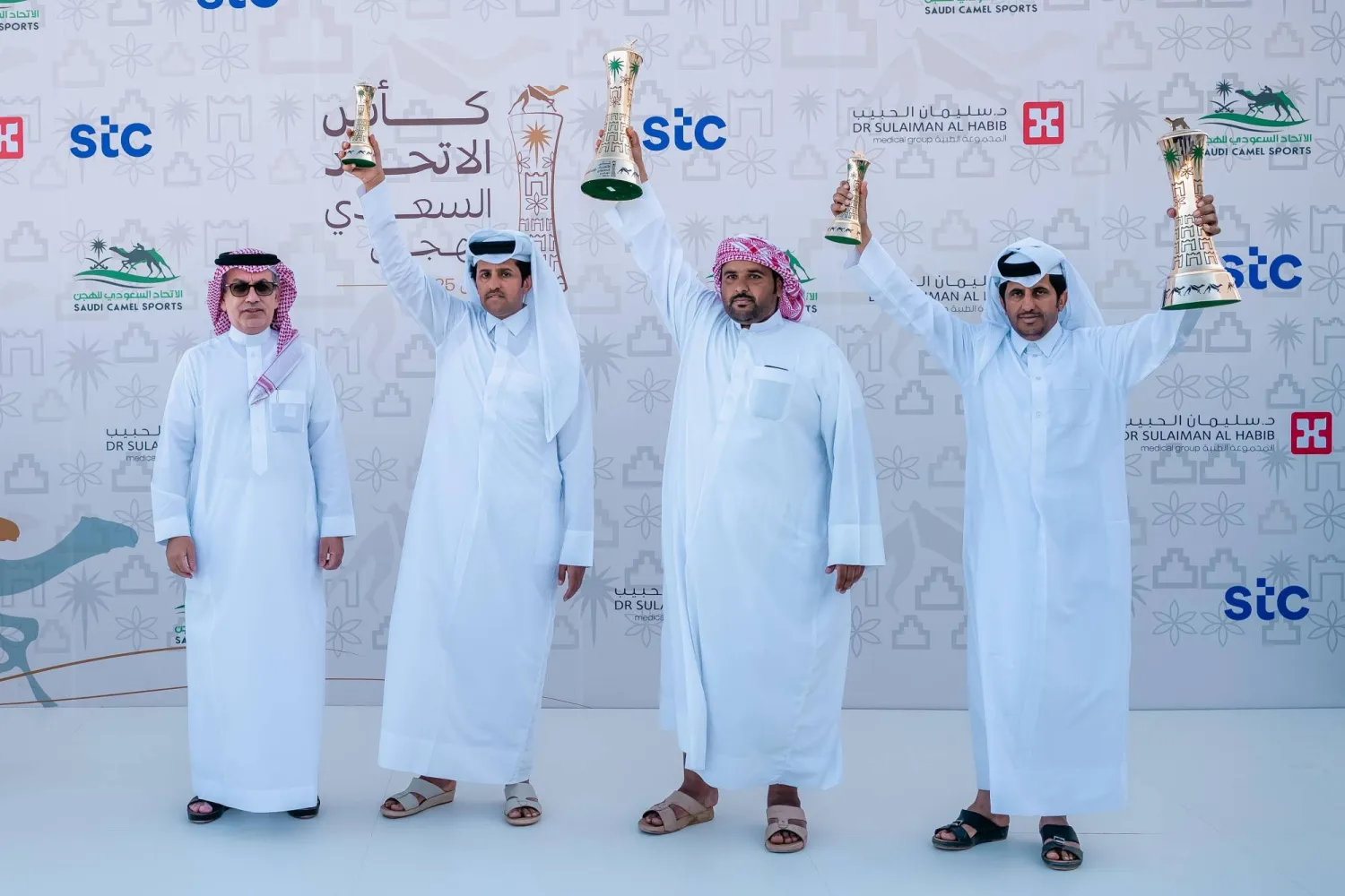 جانب من تتويج الفائزين (الاتحاد السعودي للهجن)