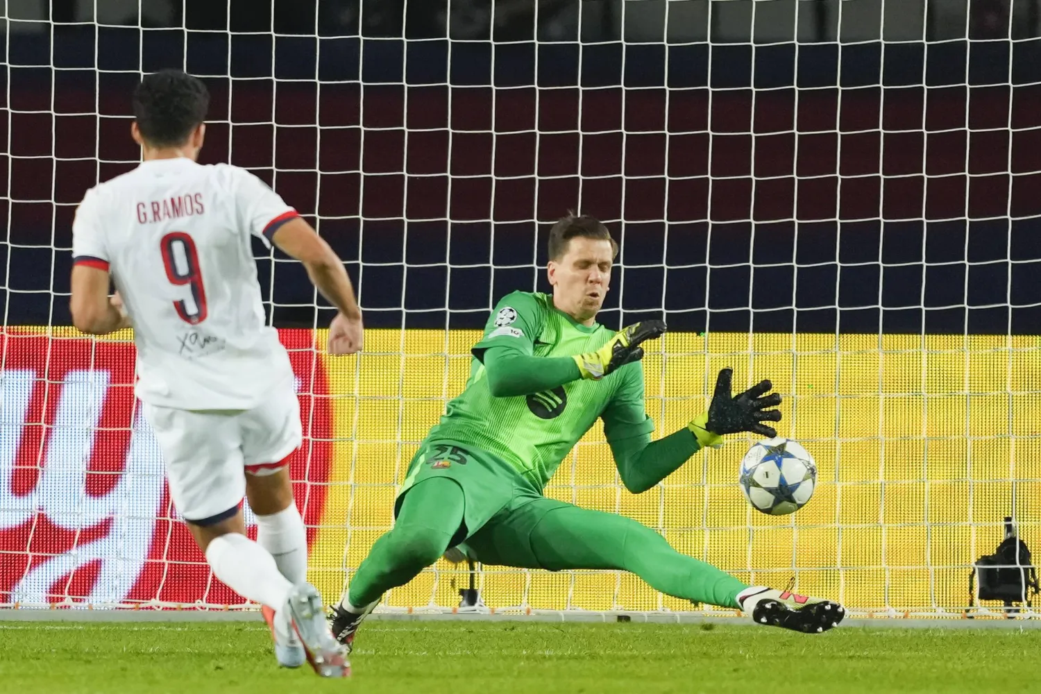 راموس يسجل هدف الفوز القاتل لسان جيرمان في مرمى برشلونة (ا ب ا)