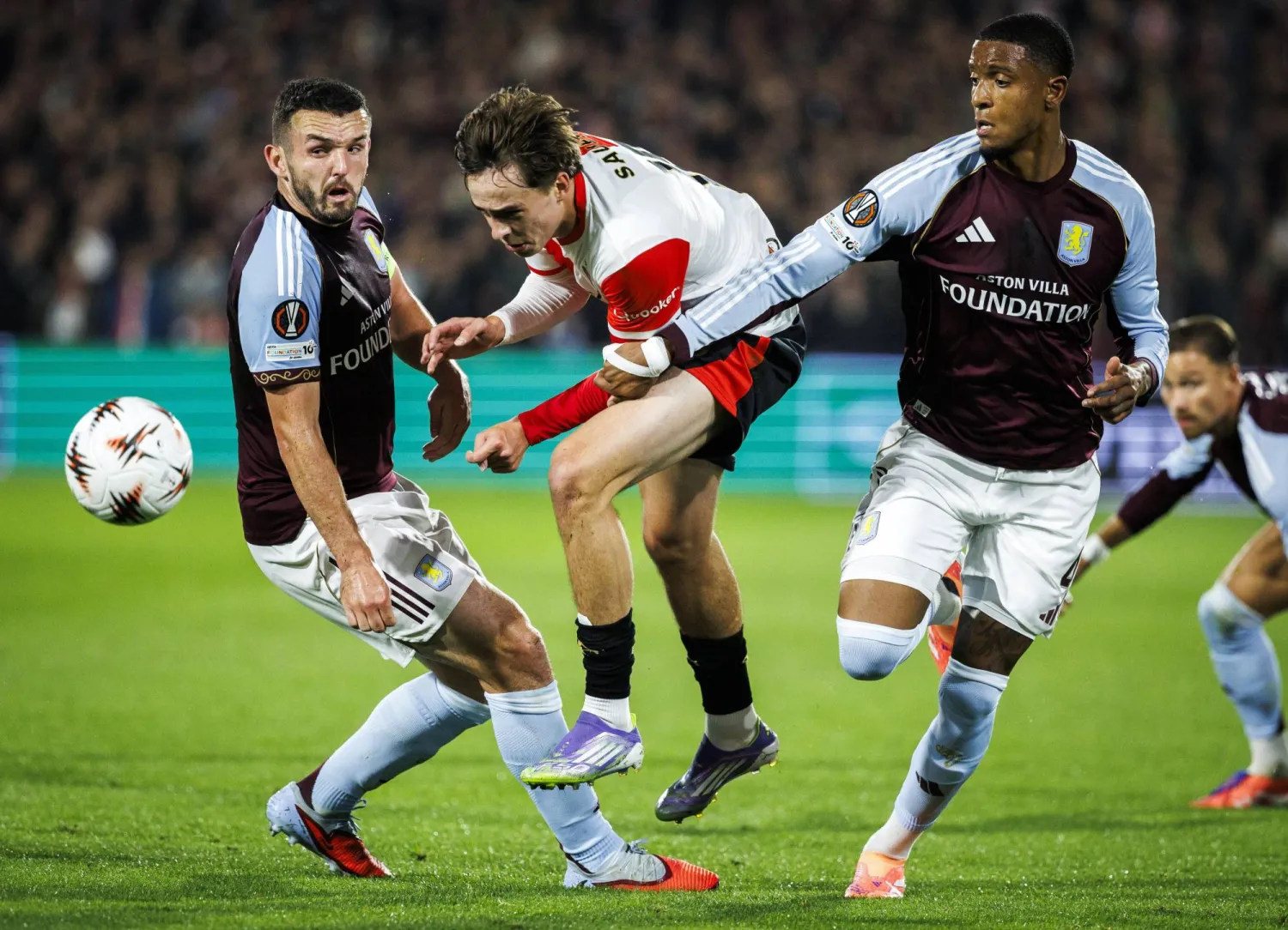 من مواجهة أستون فيلا وفينورد (إ.ب.أ)