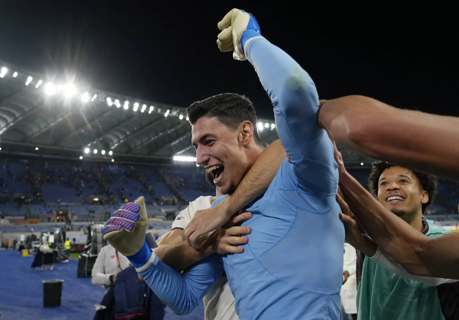 أوزير حارس ليل يحتفل بعد نهاية المباراة (رويترز)