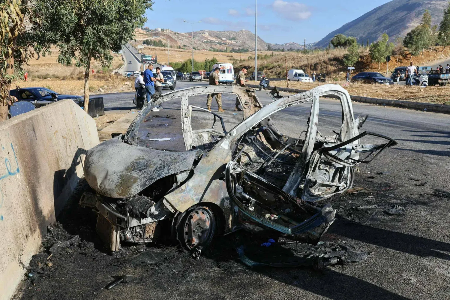 Güney Lübnan'daki Cermak-Hardali yolunda İsrail hava saldırısında hedef alınan araç (AFP)