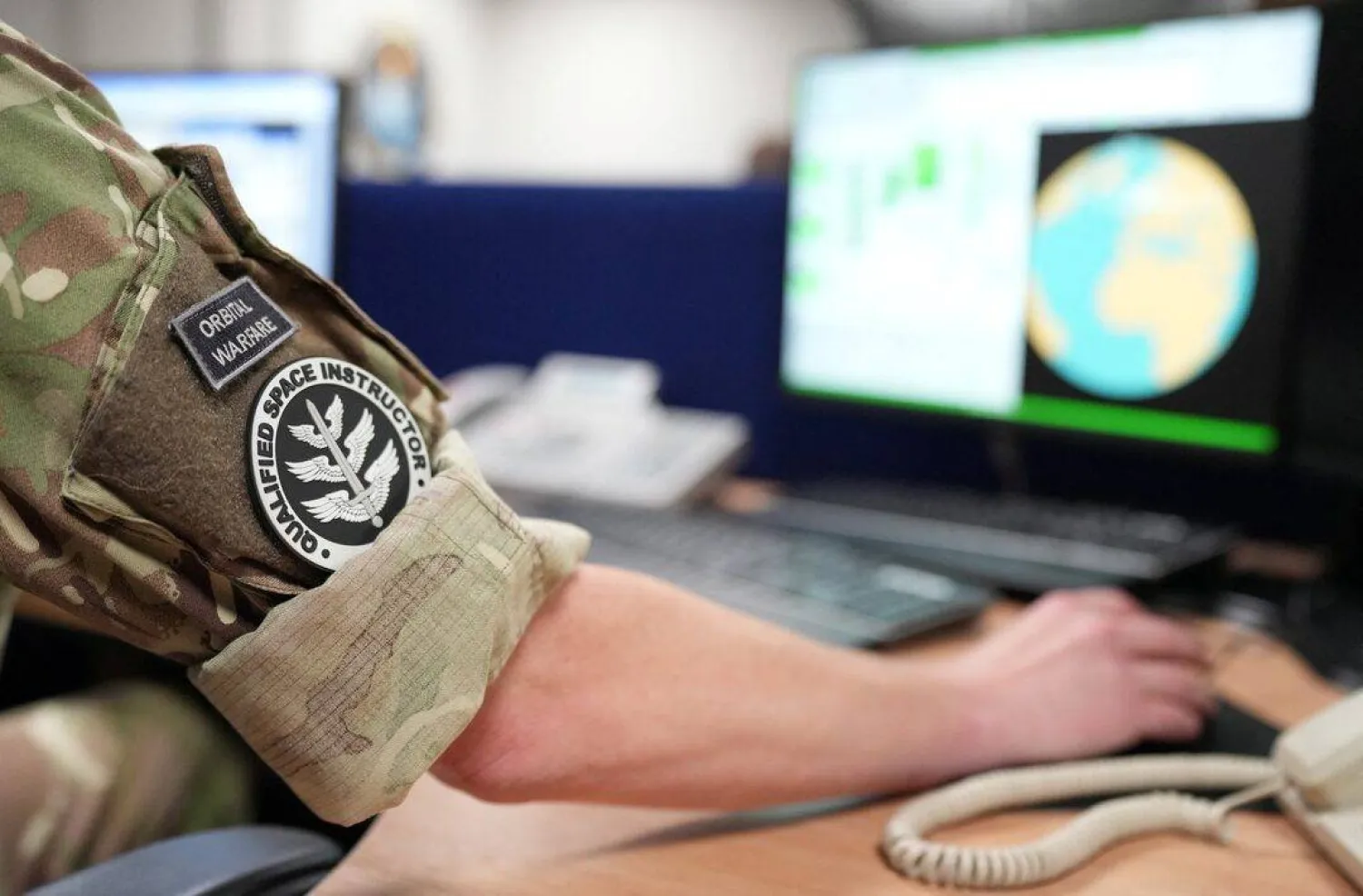 عامل في مجال مراقبة الفضاء خلال محاكاة لحالة إنذار مبكر من صواريخ باليستية في غرفة المحاكاة التابعة للقاعدة الجوية الملكية في فايلينغديلز بنورث يوركشاير - بريطانيا 1 أكتوبر 2025 (رويترز)