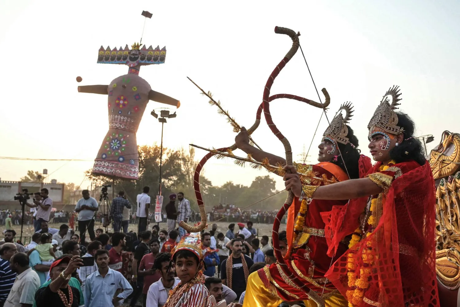 احتفالات بأحد الأعياد الدينية في الهند (أ.ف.ب)