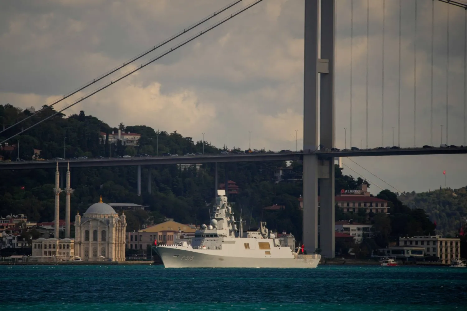 سفينة عسكرية تعبر من مضيق البوسفور في تركيا (.ب)