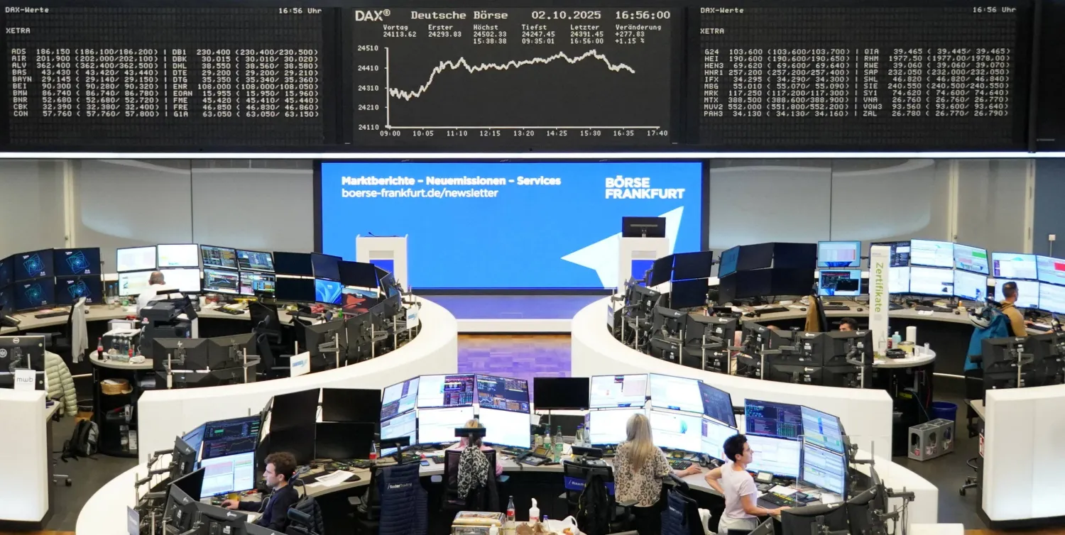 رسم بياني لمؤشر الأسهم الألماني «داكس» يظهر في بورصة فرانكفورت (رويترز)