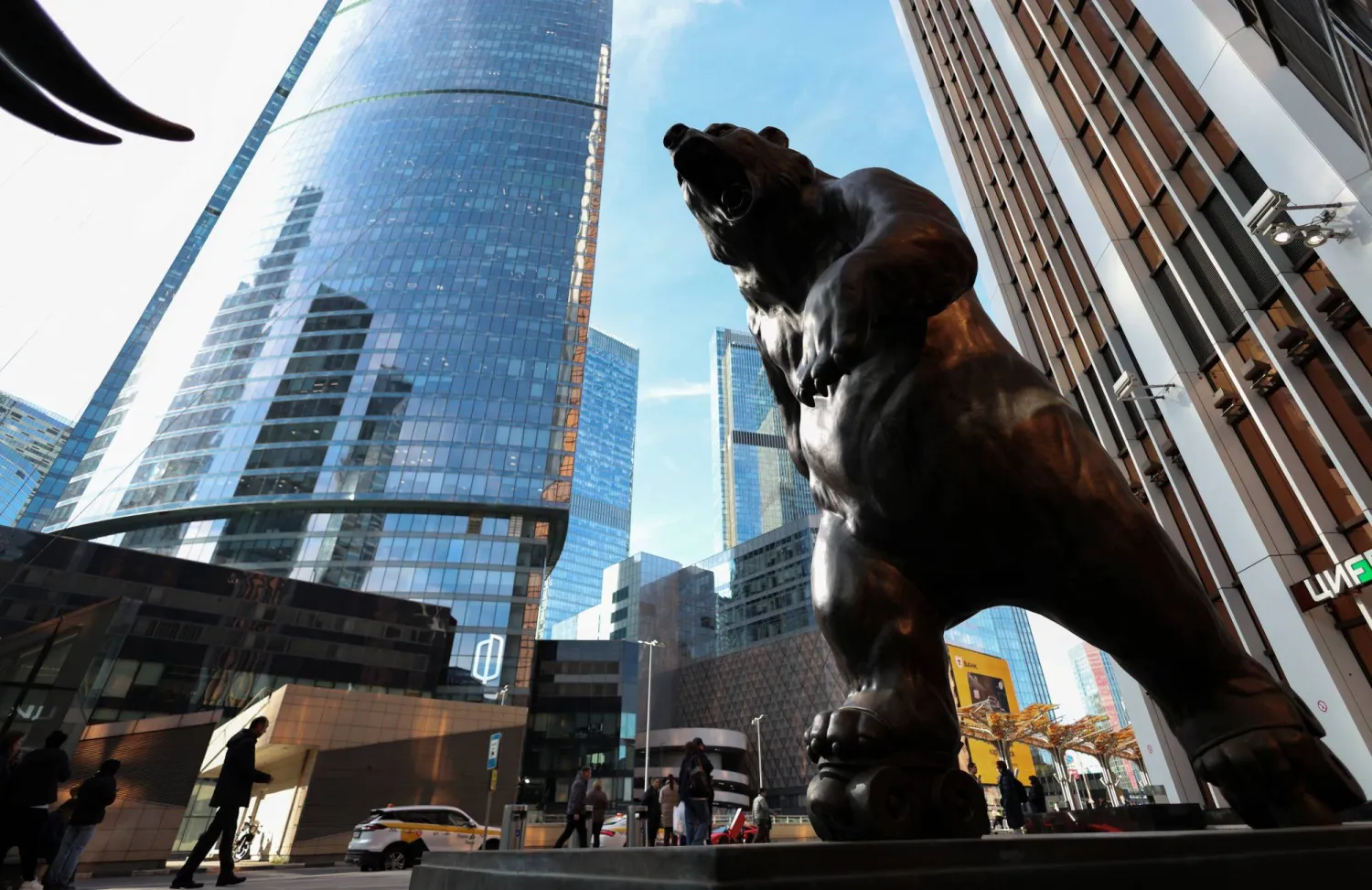 تمثال لدب أمام مركز الأعمال الدولي في موسكو (رويترز)