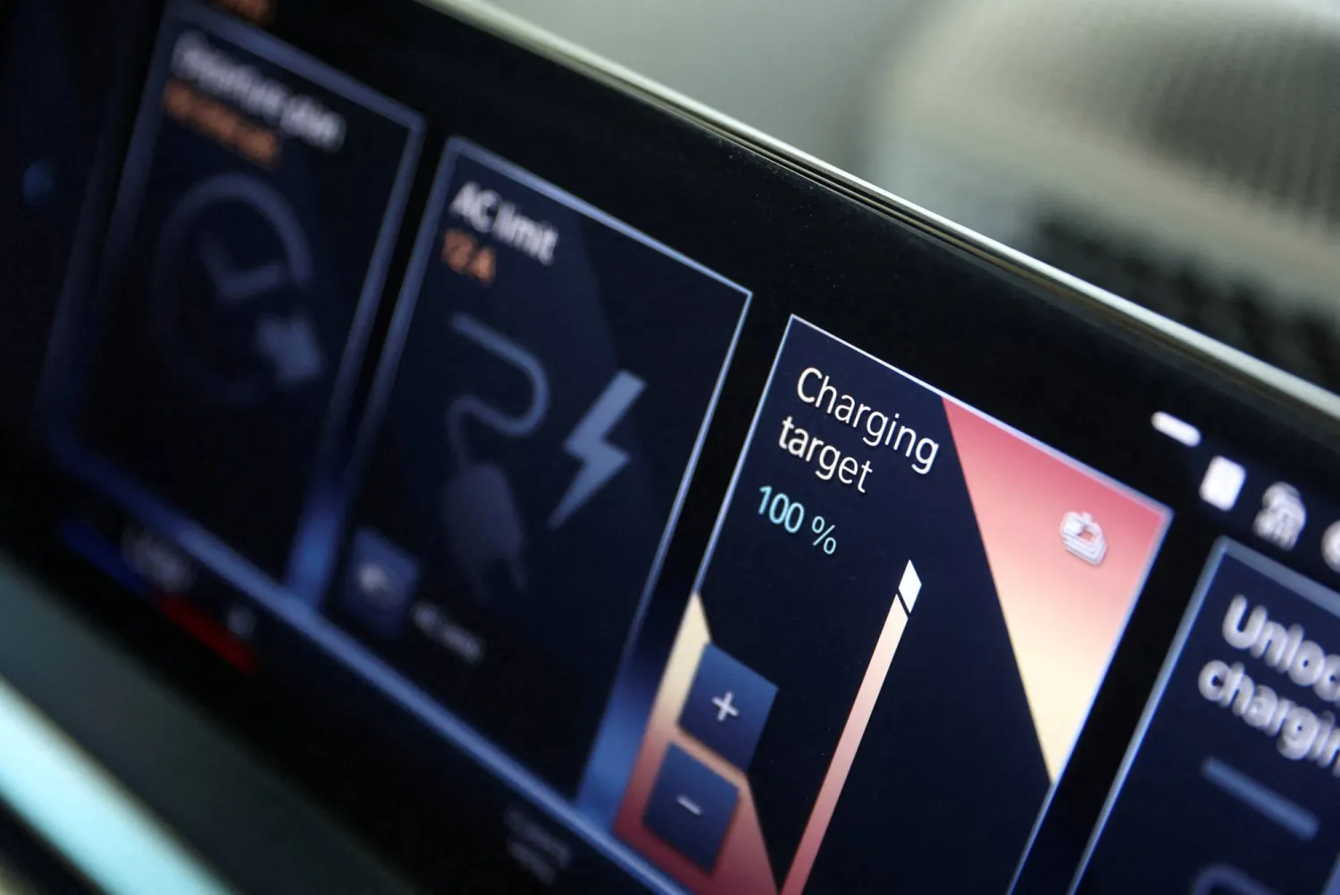 الجزء الداخلي من سيارة «بي إم دبليو» يعرض نطاق طاقة البطارية (رويترز)