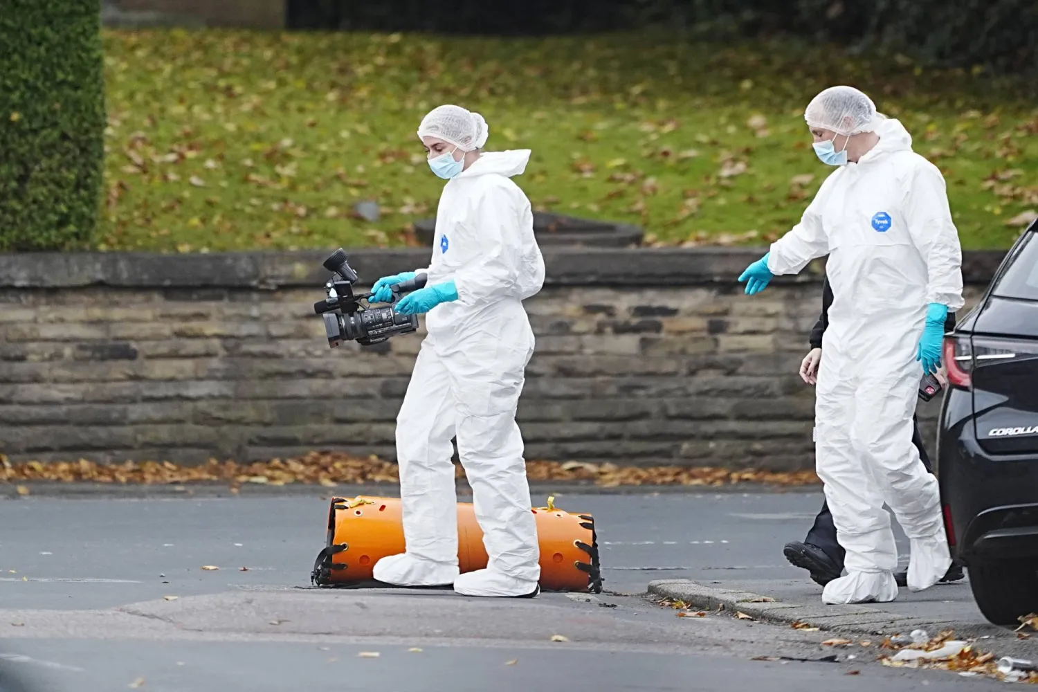 محققو الأدلة الجنائية في موقع الحادث بالقرب من «كنيس هيتون بارك» اليهودي في كرامبسال بمانشستر حيث قُتل شخصان في هجوم إرهابي (د.ب.أ)