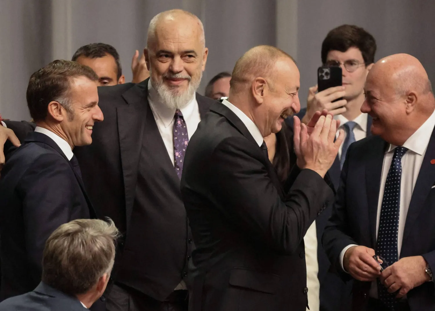 رئيس الوزراء الألباني إيدي راما والرئيس الفرنسي إيمانويل ماكرون ورئيس أذربيجان إلهام علييف (أ.ف.ب)