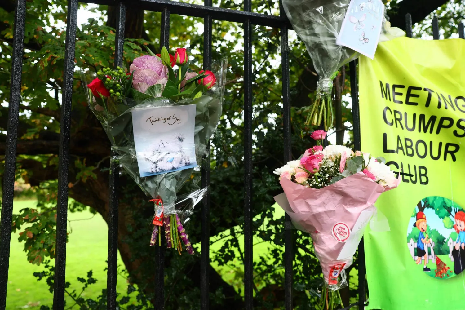 تظهر الزهور ورسائل التعزية في شريط الشرطة على الطريق الرئيسي أمام «كنيس هيتون بارك» اليهودي في كرامبسال شمال مانشستر... 3 أكتوبر 2025 (أ.ف.ب)