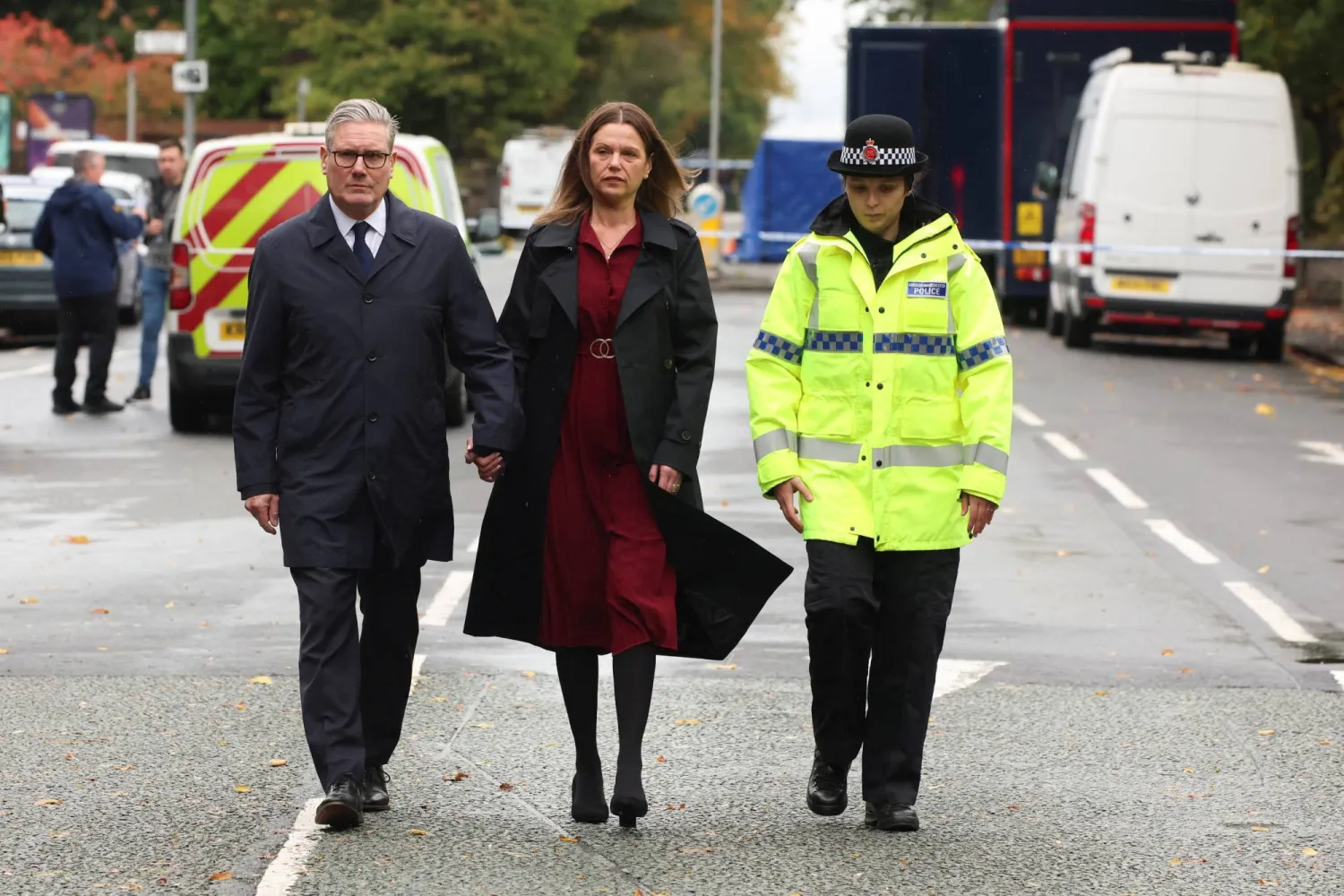 رئيس الوزراء البريطاني كير ستارمر وزوجته فيكتوريا يلتقيان ضباط الشرطة خلال زيارتهما موقع هجوم كنيس مانشستر... 3 أكتوبر 2025 (رويترز)
