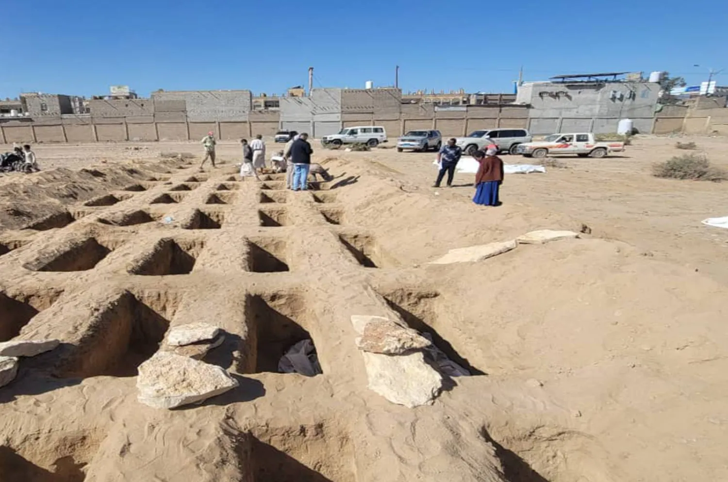 قبور جماعية لمتوفين يمنيين تزعم الجماعة الحوثية أنهم مجهولو الهوية (إكس)