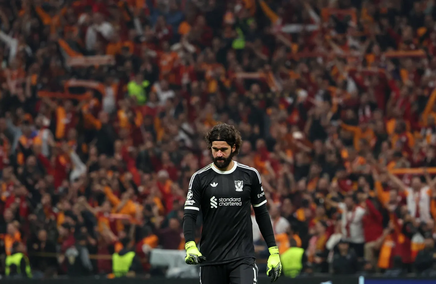 أليسون بيكر حارس ليفربول يغادر الملعب مصاباً في مواجهة غلاطة سراي (رويترز)