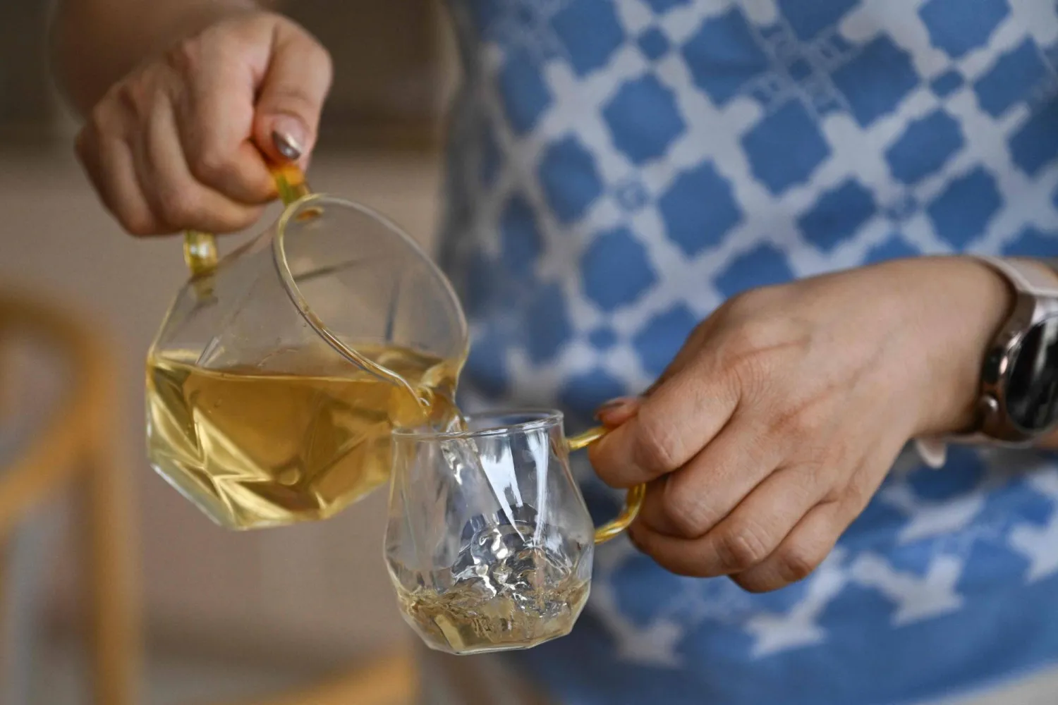 للشاي الأخضر قدرة على تحسين حرق الدهون أثناء ممارسة التمارين الرياضية متوسطة الشدة (أ.ف.ب)