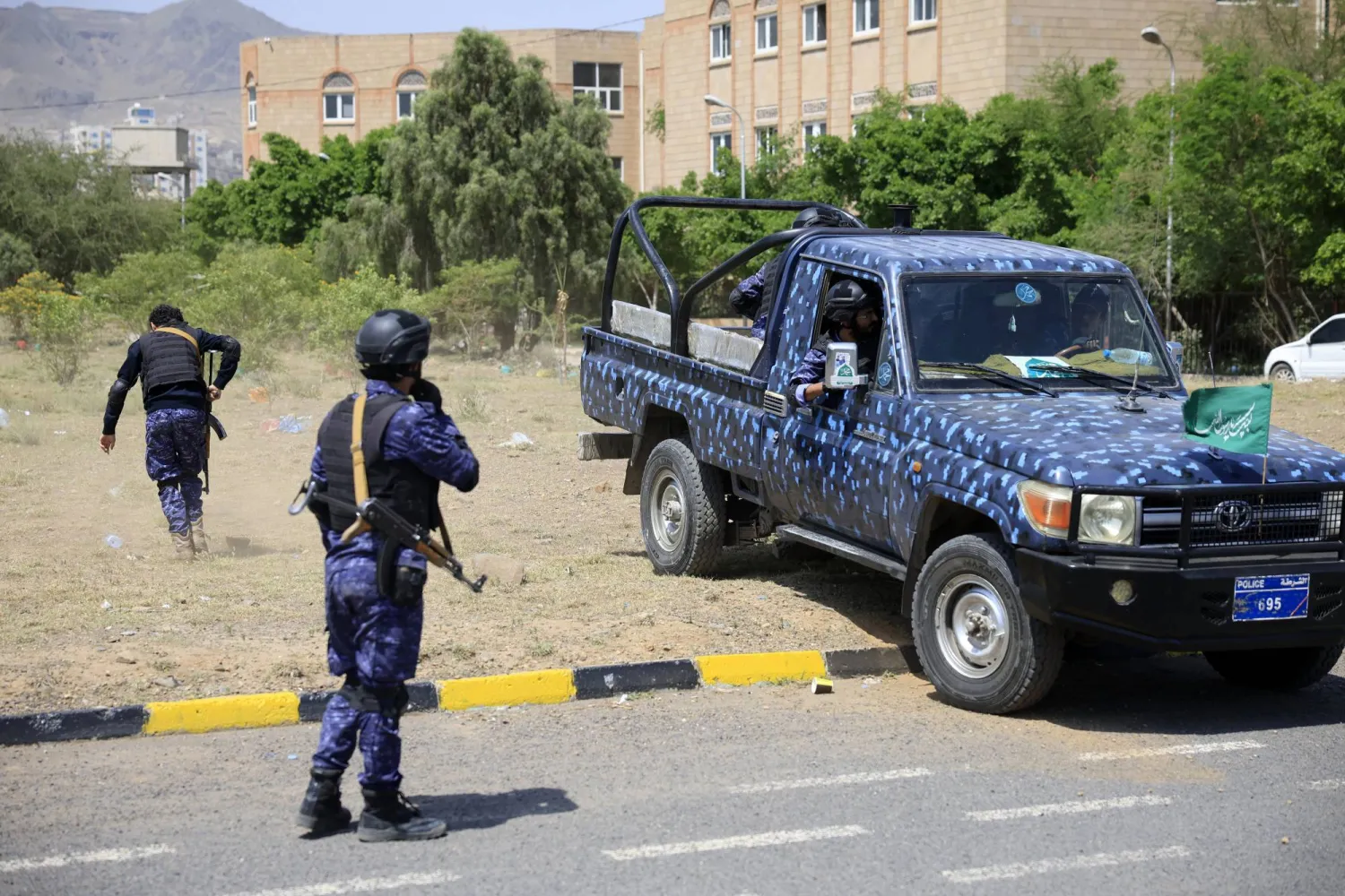 عناصر حوثيون في صنعاء حيث تصاعدت وتيرة القمع والاعتقالات (إ.ب.أ)